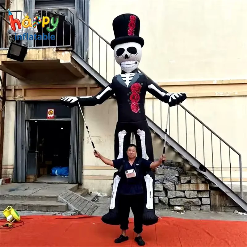 Esqueleto gigante inflable de mochila para desfile, personaje inflable de calavera con postes de control