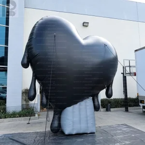 Escultura inflable de corazón negro con logo personalizado y base, forma de amor para publicidad en eventos