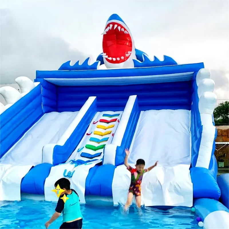 Scivolo Gonfiabile a Forma di Squalo Gigante con Piscina