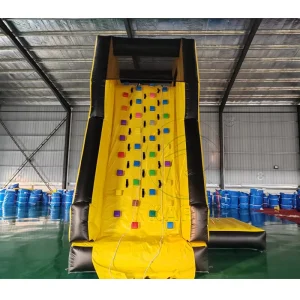 विशाल पीला inflatable चढ़ाई दीवार रंगीन हैंडल और सुरक्षा लैंडिंग पैड के साथ इनडोर और आउटडोर खेल गतिविधियों के लिए