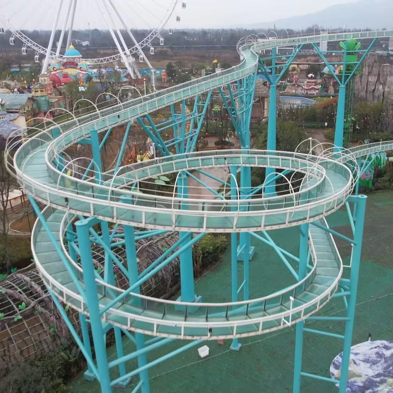 Scivolo d'acqua in vetro per parco avventura all'aperto e cultura e turismo in luoghi panoramici