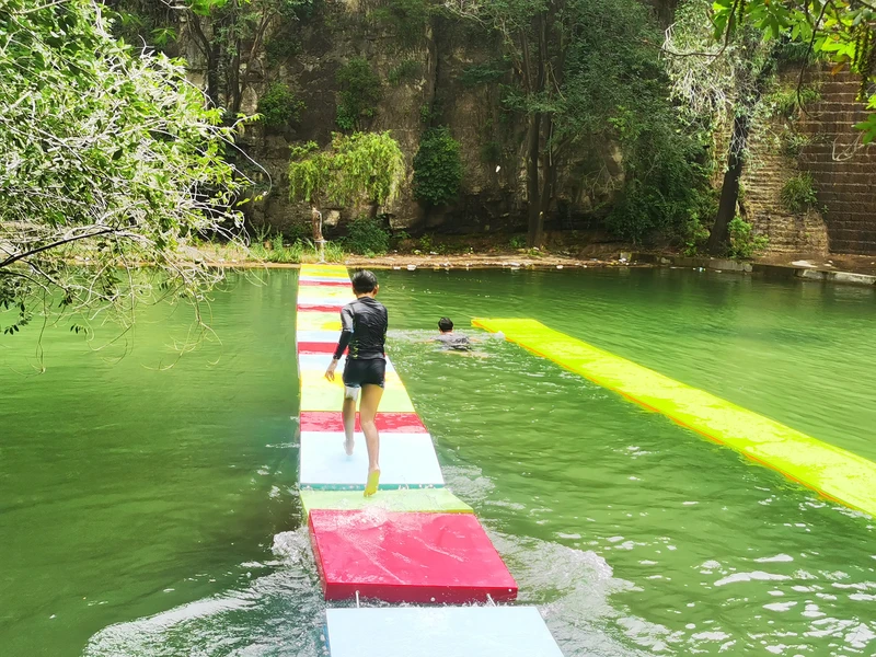 Jembatan Terapung Modular EVA Foam Portable Tahan Lama untuk Kolam Dan Taman Air