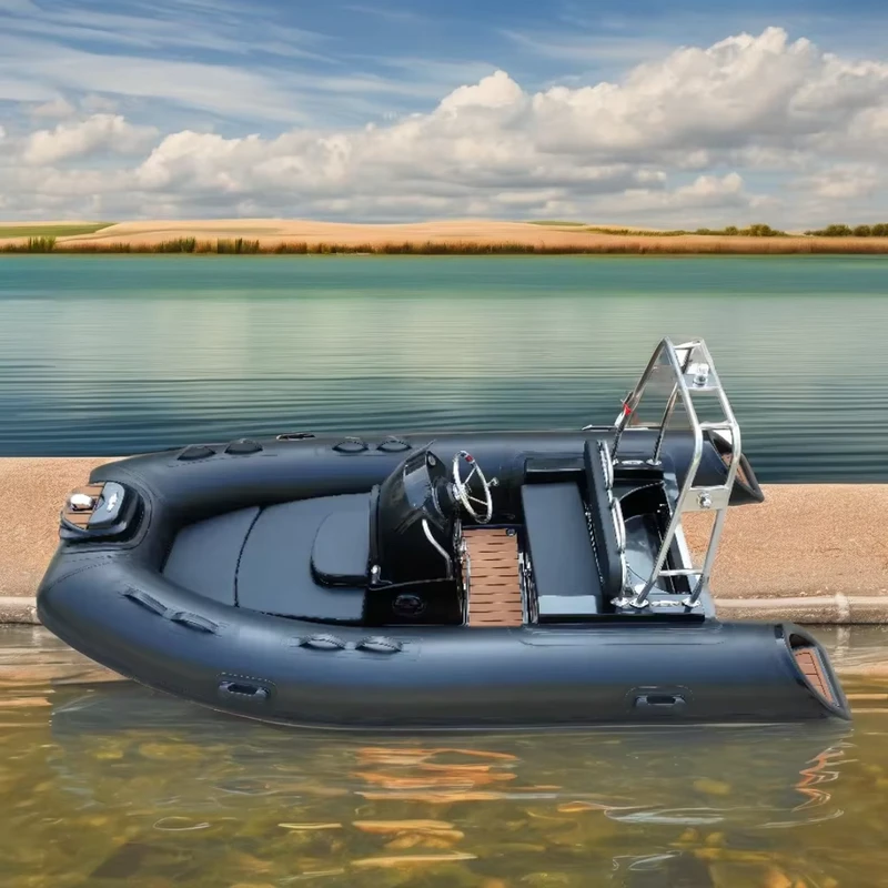 Barco RIB de Fibra de Vidro Preto de Alto Desempenho RIB 360 Sport Yacht Inflável com Design Rígido Estável e Almofada de Sol Removível