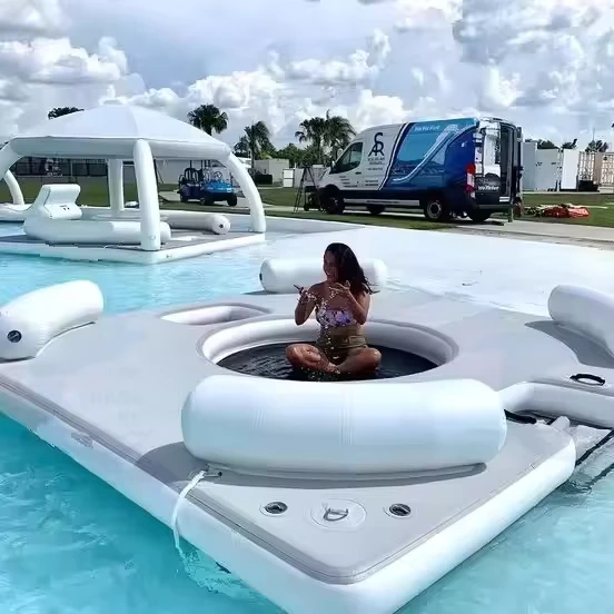 Plateforme flottante de bar de piscine gonflable pour rassemblements en mer