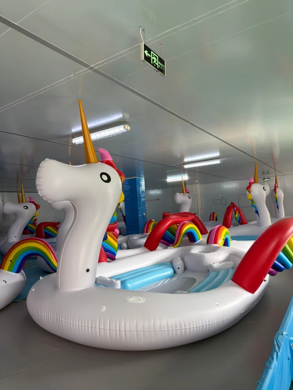 Grande Isola Galleggiante Gonfiabile a Forma di Unicorno per 6 Persone con Capacità di 500kg