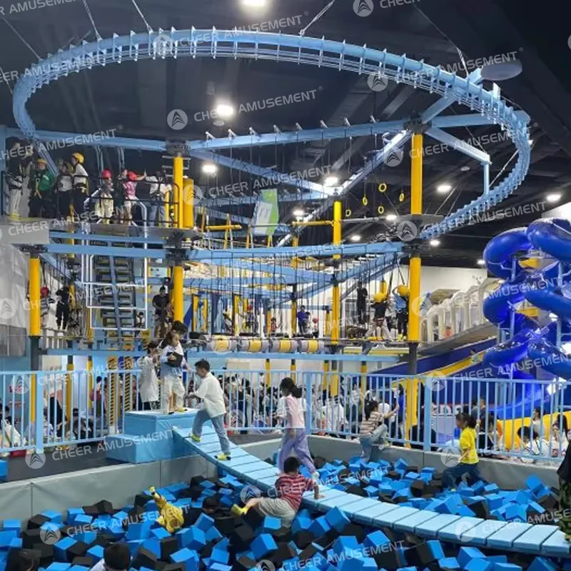 Parco avventura indoor con montagne russe ad aria, vari scivoli e parco trampolini