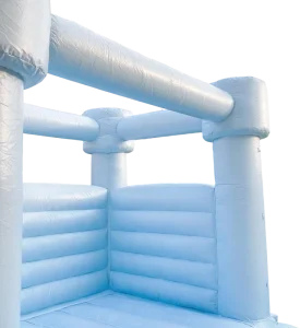 Castillo inflable para niños en interior, área de juegos