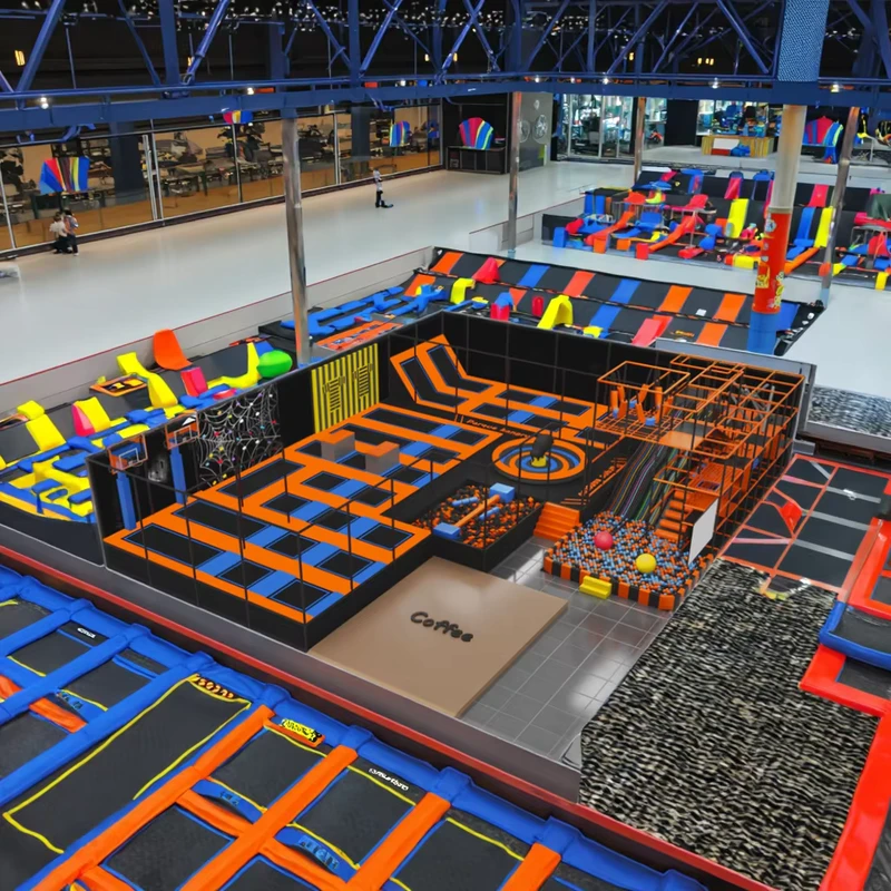 Công viên trampoline trong nhà cho người lớn và trẻ em với khóa nhảy bungee, bóng rổ