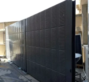 Barriera acustica per controllo del rumore industriale progettata su misura per targetizzare specifiche gamme di frequenze