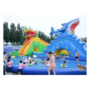 Công viên nước bơm hơi với cầu trượt vui chơi và hồ bơi