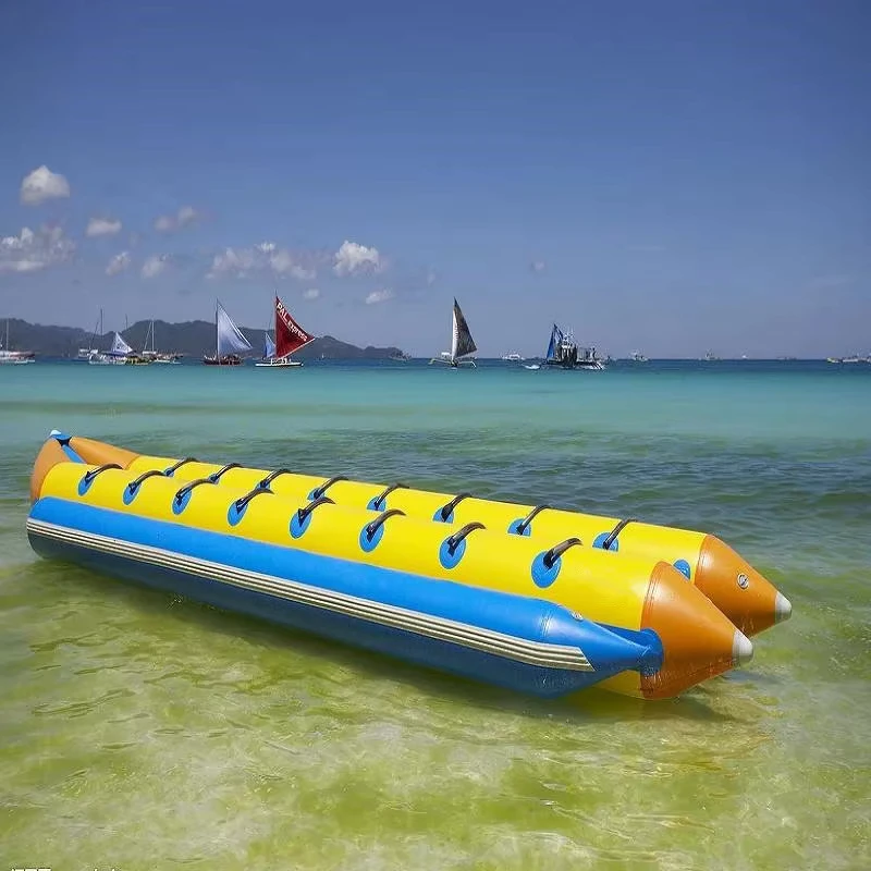 Banana gonfiabile per 8 persone che giocano sulla spiaggia