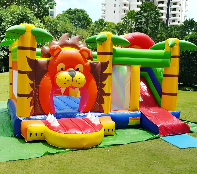 Castello Gonfiabile Combinato a Tema Leone con Scivolo per Bambini in Gioco all'Aperto