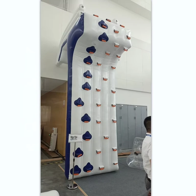 Parete di arrampicata gonfiabile per yacht, parete di arrampicata gonfiabile per barche con sacco per saltare, giocattoli gonfiabili per acqua