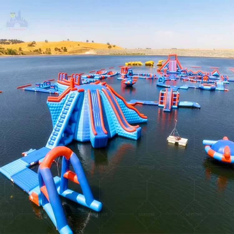 Parco gonfiabile galleggiante con trampolini d'acqua, ostacoli avventurosi e strutture per giochi d'acqua per resort