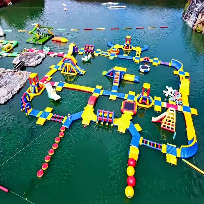 充気式浮遊海公園 充気式水上公園 浮遊水障害物コース 夏の充気式アクアパーク