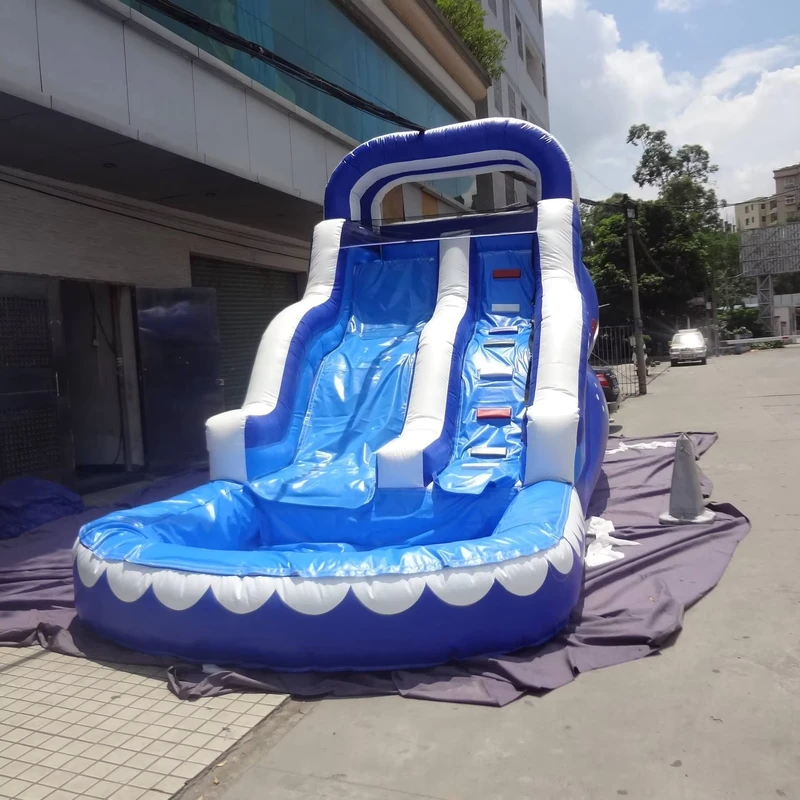 Scivolo gonfiabile, grande scivolo d'acqua gonfiabile per l'estate, scivolo da salto con piscina
