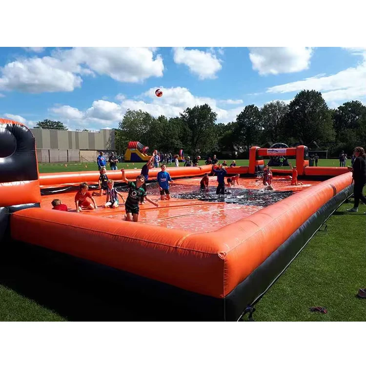 Gioco gonfiabile a tema calcio, giochi da carnevale all'aperto, attrezzature per parchi giochi commerciali all'aperto