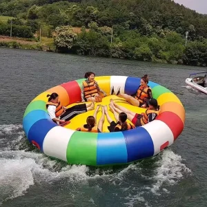 Mainan Air Inflatable UFO Style yang Berputar untuk Aktivitas Laut Luar Ruangan