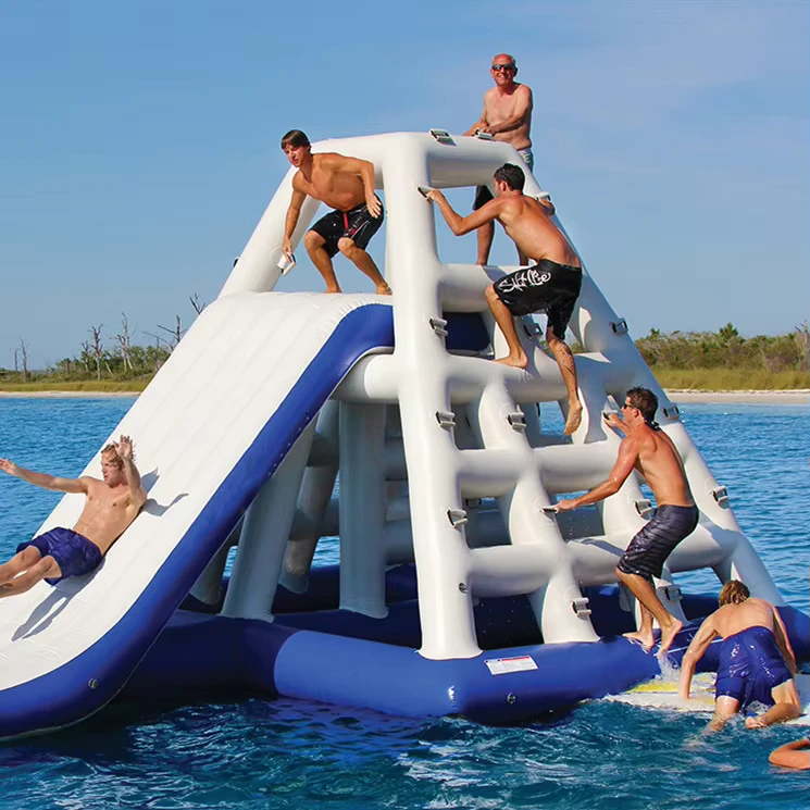 Jeux de grimpe aquatiques gonflables avec toboggan pour parc aquatique