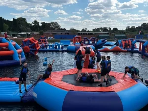 Aufblasbarer Wasserpark Schwimmende Hindernisbahn mit Trampolin-Plattform Aqua-Park für See-Resort Erwachsene Kinder