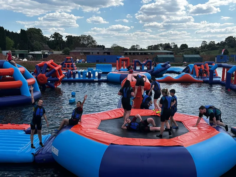 Parco acquatico gonfiabile Corso ad ostacoli galleggiante con piattaforma trampolino Parco acquatico per resort lacustri per adulti e bambini
