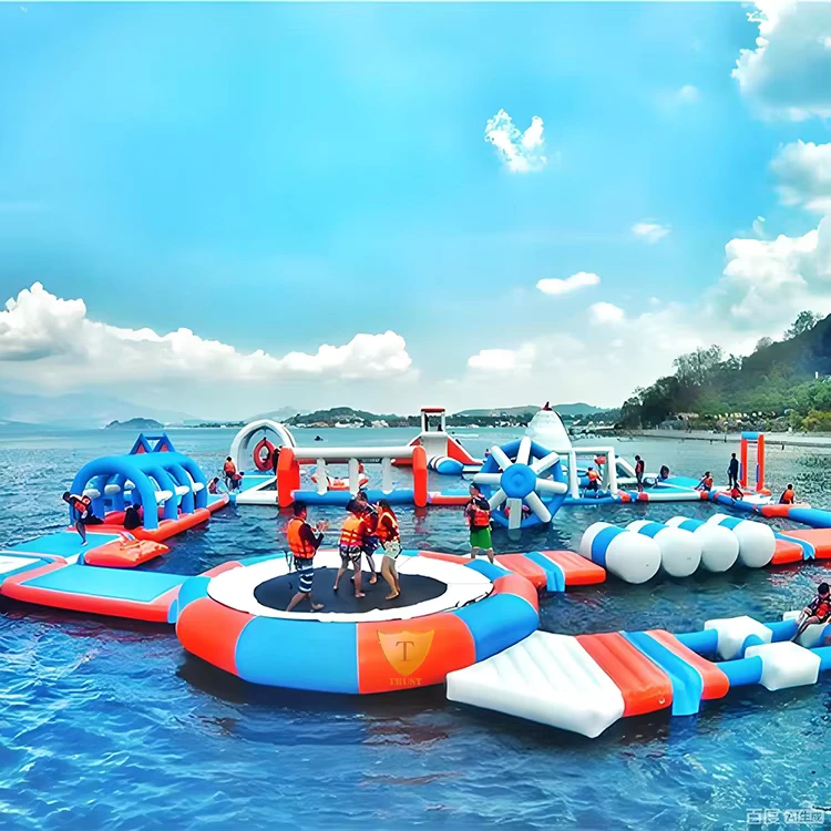 Parco acquatico gonfiabile per sport acquatici estivi, giocattoli galleggianti su misura, materiale in PVC durevole