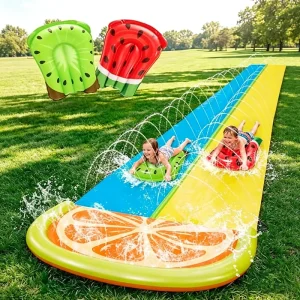 Scivolo d'acqua gonfiabile per piscine estive, giocattolo scivolo d'acqua con spruzzatore integrato per divertimento acquatico all'aperto per bambini