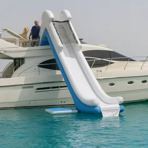 Inflatable Jacht Water Glijbaan Aangepaste Luxe Boot Glijbaan Gigantische PVC Duurzame Oceaan Zee Commerciële Inflatable Glijbaan Jacht