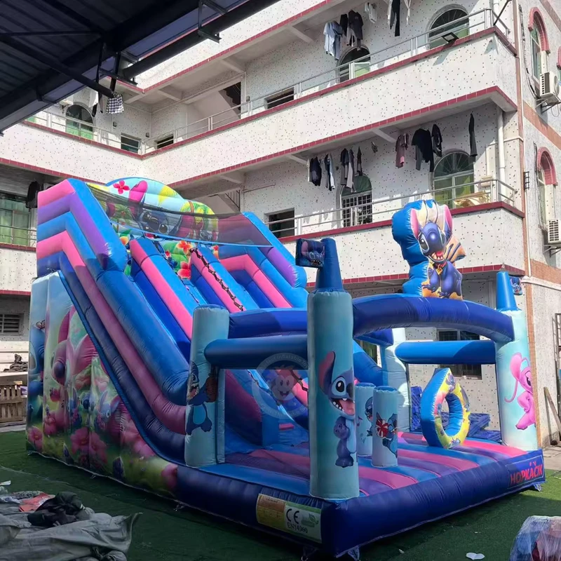 Casa de Saltos Inflável com Deslize de Água e Personagens para Crianças