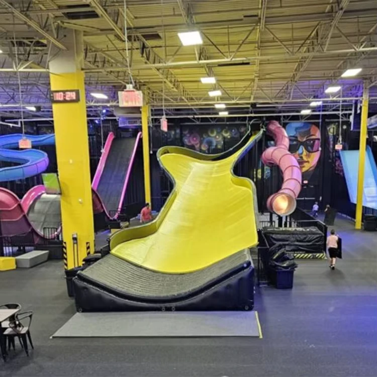 Große Trockerrutsche, Kinder-Spielplatz, riesige Mehrspur-Spiralrutsche, Wellenrutsche, Indoor-Vergnügungspark