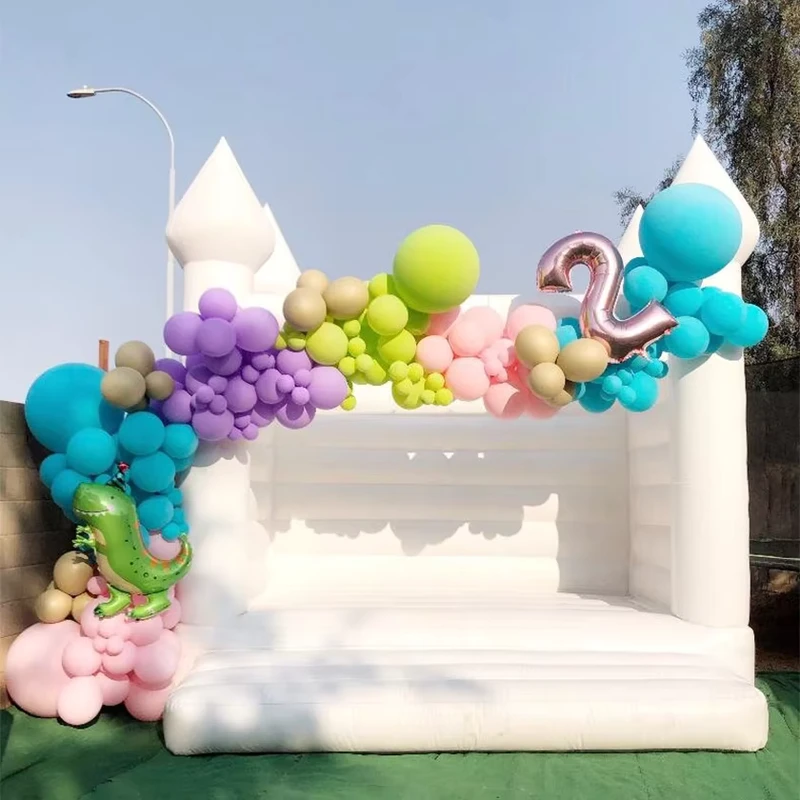Grande Castelo Inflável de Casamento com Decoração Floral para Cerimónia Romântica ao Ar Livre