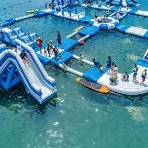 อุปกรณ์สวนสนุกน้ำลอยน้ำแบบเป่าลมดีไซน์ล่าสุดจากโรงงาน ขนาดใหญ่ วัสดุ PVC หนา