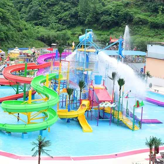 Grande Parco Acquatico Gonfiabile all'Aperto per Bambini con Giochi e Scivoli in Metallo e Fibra di Vetro