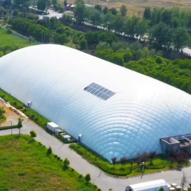 Dôme d'air gonflable de design industriel moderne, structure soutenue pour terrain de soccer extérieur, maisons bulle