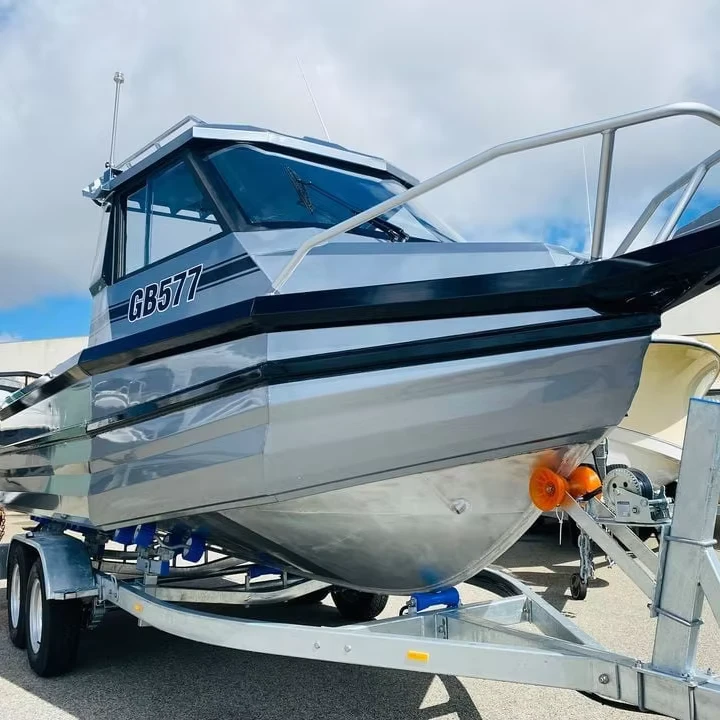 Nuevo diseño de barco de 6.2 m fácil de manejar con remolque