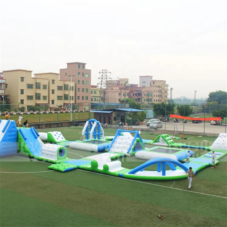 Parc aquatique gonflable d'aventure avec parcours d'obstacles