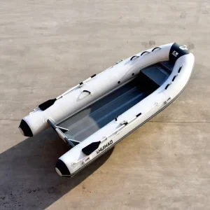 Perahu Memancing Kabin Terbuka 13ft RIB Inflatable dengan Rangka Aluminium 3.9m Yacht Inflatable dengan Mesin Outboard
