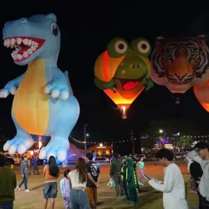 बाहरी विशाल अनुकूलित विज्ञापन inflatable रंगीन इंद्रधनुष गर्म हवा का गुब्बारा