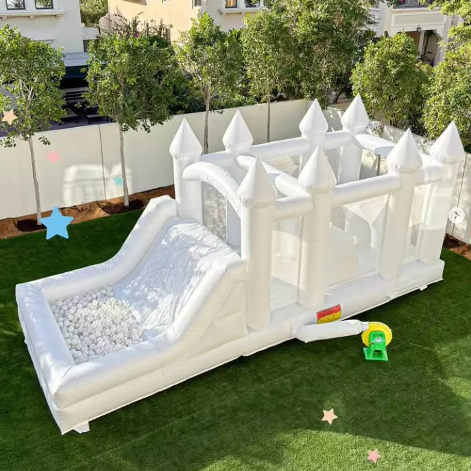 Corso di ostacoli gonfiabile commerciale per esterni e interni per bambini, castello gonfiabile con scivolo e piscina di palline