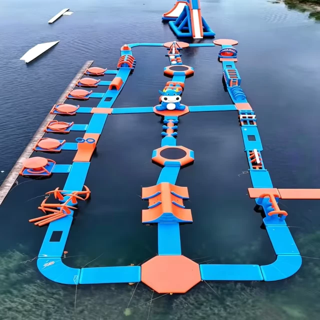 屋外インフレータブル浮遊水上公園 浮遊水上障害物コース製造業者