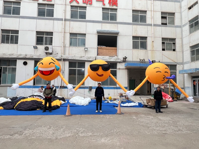 Aufblasbares gelbes Ballonparade-Kostüm Aufblasbarer Puppen-Smiley-Gesicht-Design Aufblasbarer Tierballon