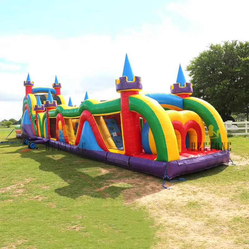 Castello gonfiabile per bambini all'aperto, percorso ad ostacoli gonfiabile con scivoli doppi