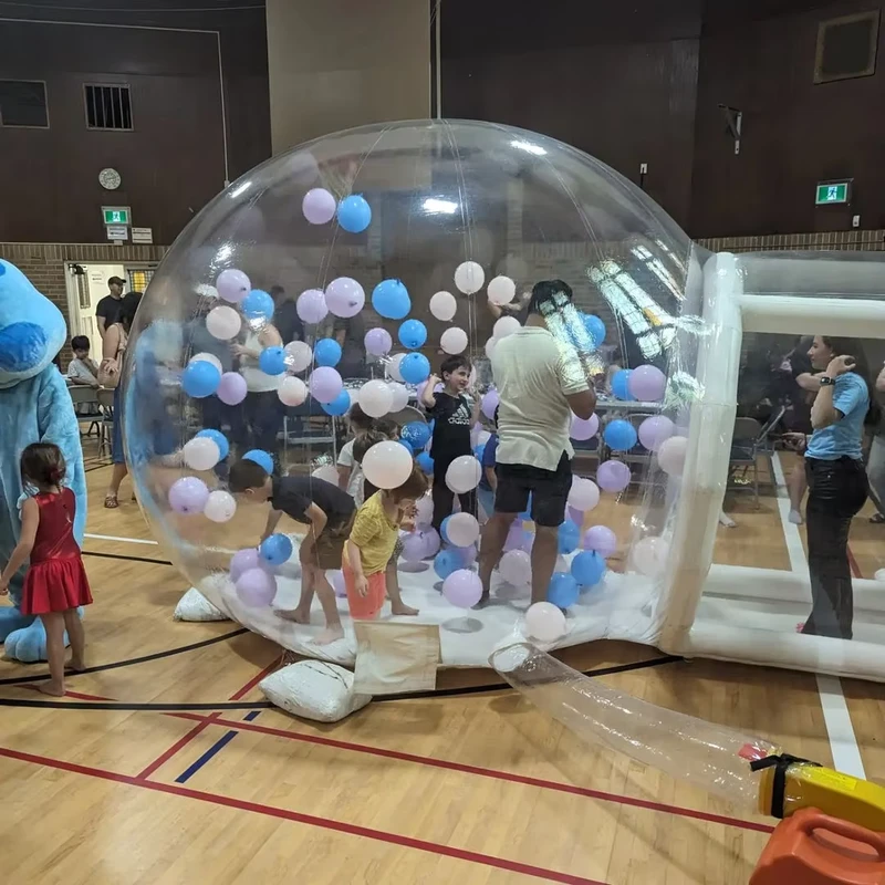 Outdoor Transparenter PVC Kuppel-Bubble-Zelt beheiztes aufblasbares Bubble-Bounce-Haus mit Ballons für Einkaufszentren und öffentliche Anlässe