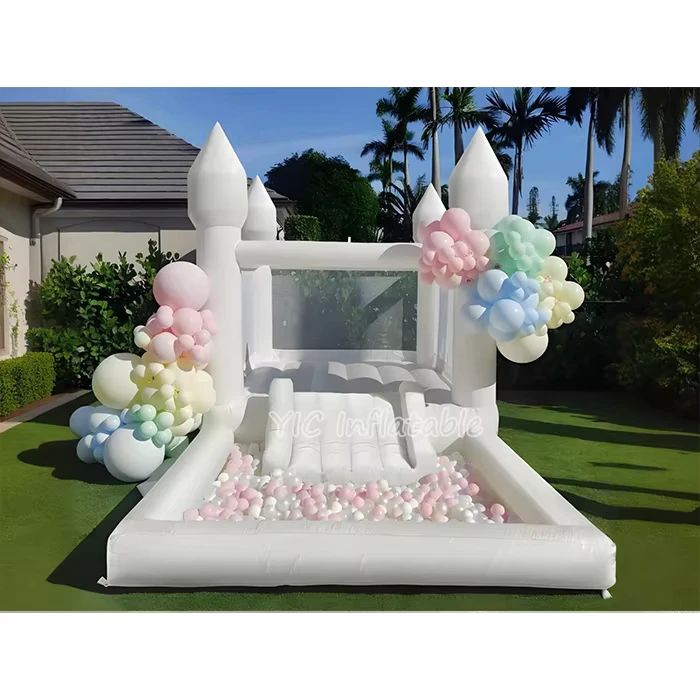 Rumah Lompat Inflatable Putih Pastel dengan Seluncuran dan Kolam Bola untuk Pesta Kastil Pernikahan Custom OEM