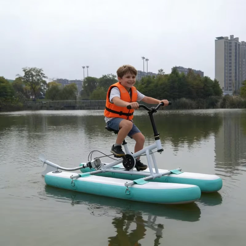 Sepeda Air Anak-Anak Kelas Komersial Digerakkan Pedal 5km/jam Kecepatan Aman Inflatable untuk Perkemahan Musim Panas