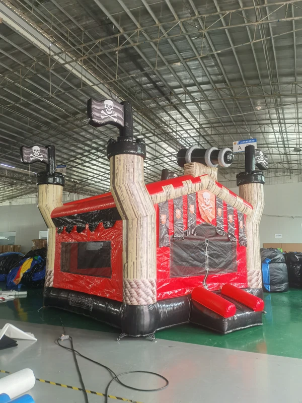 Piratenboot Inflatable Bounce House Springhuis Glijbaan Combo PVC Materiaal 1000 kg Capaciteit Skulls en Vlaggen Rood Zwart