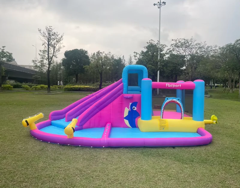 Castelo Inflável e Escorrega Aquático para Crianças