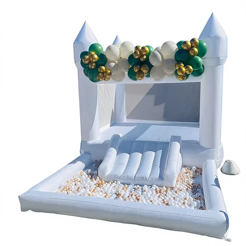 Château gonflable blanc pur avec toboggan pour enfants, utilisé pour les mariages et les fêtes en extérieur