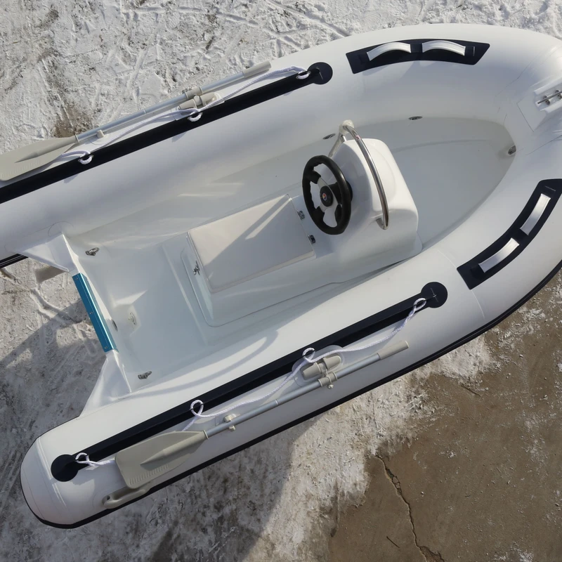 RIB 300 perahu inflatable dengan bahan lambung fiberglass dan mesin outboard
