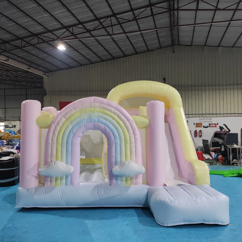 บ้านกระโดดเป่าลมรุ้ง ปราสาทกระโดดพร้อมสไลด์ วัสดุ PVC โลโก้ที่กำหนดเอง ขนาดที่ปรับแต่งได้สำหรับงานปาร์ตี้